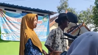 Kisah Kakek Setia Tuntun Istri Buta Jualan Telur Puyuh: Matanya Adalah Aku