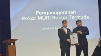 Usia 26 Tahun, Alim Anggono Jadi Rektor Termuda dan Masuk Rekor MURI