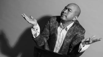 Beredar Foto Pandji Pragiwaksono Ciuman dengan Wanita Diduga Bukan Istrinya, Hasil AI?