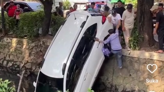 Mobil BR-V Nyebur ke Kali Kelapa Gading, Emak-emak Panik Salah Injak Pedal Gas usai Diklakson