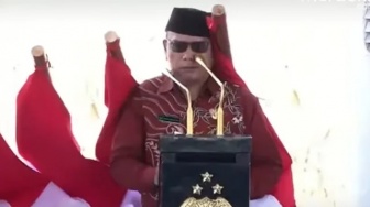 Viral Pembaca Doa Tertimpa Tiang Bendera di Depan Prabowo, Publik Kaitkan Polemik One Piece