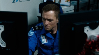 Terpopuler Kedua di Netflix, Film Carry-On Justru Belum Pasti Dapat Sekuel