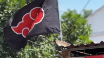 Bikin Geger Jagat Maya, Warung Madura Ini Tidak Ikut Tren One Piece, Malah Kibarkan Bendera Akatsuki