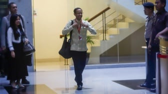 Mantan Menteri Pendidikan, Kebudayaan, Riset dan Teknologi (Mendikbudristek) Nadiem Makarim (tengah) usai menjalani pemeriksaan di gedung Merah Putih KPK, Jakarta, Kamis (7/8/2025). [Suara.com/Alfian Winanto]
