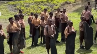 Viral Aksi Murid Toraja Angkut Batu, Takut Guru Kesayangan Tinggalkan Mereka
