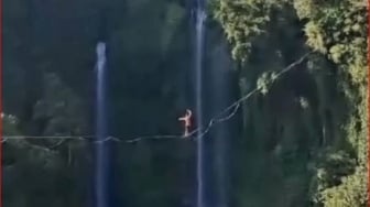 Wisman Nekat Tightrope Walking Berbahaya di Air Terjun Sekumpul