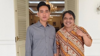 Unggah Foto dan Sebut Gibran Wapres Terbaik, Ade Armando Diserang Netizen