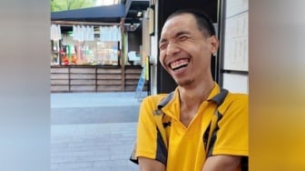 Kisah Disabiltas Tetap Semangat Jalan Kaki hingga Ratusan Kilometer Demi Antar Makanan