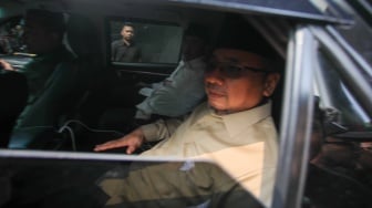 Mantan Menteri Agama Yaqut Cholil Qoumas (tengah) usai menjalani pemeriksaan di Gedung Merah Putih KPK, Jakarta, Kamis (7/8/2025). [Suara.com/Alfian Winanto]