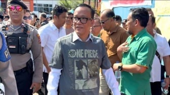 Wamenaker Pakai Baju One Piece Saat Temui Buruh: Ini Bentuk Solidaritas