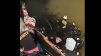 Aksi Heroik Damkar Loncat Jembatan Demi Selamatkan Wanita Tenggelam: Korps Cokelat Berani Gak Ya?