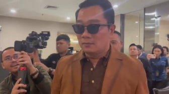Kacamata Hitam dan Senyum Ridwan Kamil Jelang Tes DNA di Bareskrim