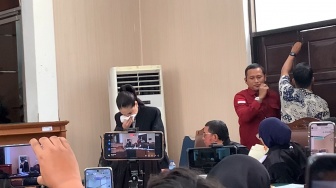 Tangis Nikita Mirzani Pecah Bertemu Anak Bungsu di Ruang Sidang, Kepulangannya Dirindukan