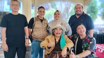 Gaya Bak Koboi, Jaja Mihardja Girang Main Bareng Kakatua Raja di Rumah Irfan Hakim