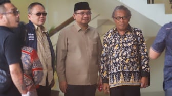Mantan Menteri Agama Yaqut Cholil Qoumas (tengah) usai menjalani pemeriksaan di Gedung Merah Putih KPK, Jakarta, Kamis (7/8/2025). [Suara.com/Alfian Winanto]
