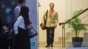 Mantan Menteri Pendidikan, Kebudayaan, Riset dan Teknologi (Mendikbudristek) Nadiem Makarim (tengah) usai menjalani pemeriksaan di gedung Merah Putih KPK, Jakarta, Kamis (7/8/2025). [Suara.com/Alfian Winanto]