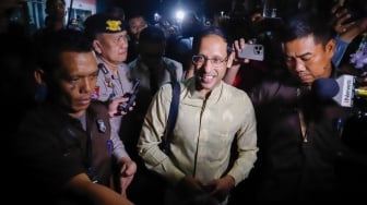 Mantan Menteri Pendidikan, Kebudayaan, Riset dan Teknologi (Mendikbudristek) Nadiem Makarim (tengah) usai menjalani pemeriksaan di gedung Merah Putih KPK, Jakarta, Kamis (7/8/2025). [Suara.com/Alfian Winanto]