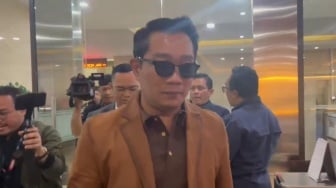 Babak Penentuan di Bareskrim: Senyum Tenang Kang Emil di Balik Kacamata Hitam Nantikan Hasil Tes DNA