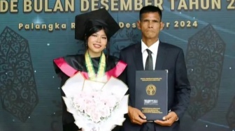 Jualan Tas dan Pinjam Ongkos Demi Wisuda Anak, Ucapan Ayah Ini Bikin Banjir Air Mata