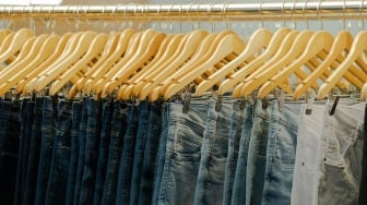 15 Rekomendasi Celana Denim Lokal Terbaik 2025: Bahan Awet Mulai Rp100 Ribuan