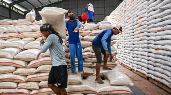 Pekerja mengangkut beras saat bongkar muat di gudang Bulog Cabang Cirebon, Jawa Barat, Rabu (6/8/2025). [ANTARA FOTO/Hafidz Mubarak A/rwa]