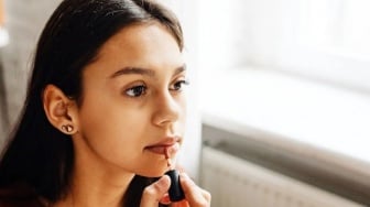 6 Tips Pakai Lipstik Glossy, Dijamin Tahan Lama di Cuaca Lembap!