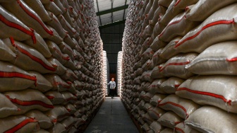 Petugas memeriksa stok beras di gudang Bulog Cabang Cirebon, Jawa Barat, Rabu (6/8/2025). [ANTARA FOTO/Hafidz Mubarak A/rwa]