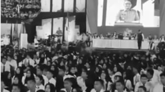 Ribuan Mahasiswa Unmul Kompak Membelakangi Wagub Kaltim Saat Pidato di PKKMB, Ada Apa?