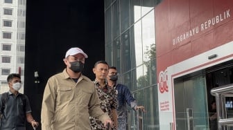 OTT KPK: Bupati Kolaka Timur Tiba di KPK, Sempat Lambaikan Tangan