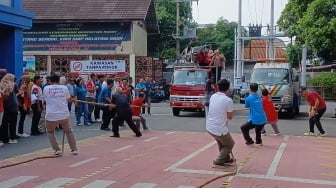 Bikin Geregetan, Ini Momen Lomba Tarik Mobil Derek di Solo