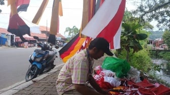 Pedagang Bendera Merah Putih di Padang Sepi Pembeli, Ini Penyebabnya