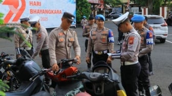 Sebelum Tilang Warga, Kendaraan Polisi Dirazia Dulu!