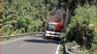 Bus Rombongan Siswa Gerak Jalan 17 Agustus Terbakar, Guru Histeris