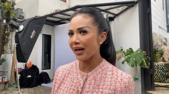 Krisdayanti Kesampingkan Gengsi, Kuliah S1 di Usia 50 Tahun