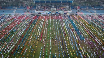 Foto udara sejumlah pelajar mengikuti Senam Anak Indonesia Hebat di Stadion Benteng Reborn, Kota Tangerang, Banten, Jumat (8/8/2025). [ANTARA FOTO/Putra M. Akbar/YU]