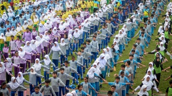 Sejumlah pelajar mengatur barisan sebelum mengikuti Senam Anak Indonesia Hebat di Stadion Benteng Reborn, Kota Tangerang, Banten, Jumat (8/8/2025). [ANTARA FOTO/Putra M. Akbar/YU]