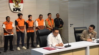 iPhone 16 Pro Bupati Koltim Ikut Disita KPK, Duit Rp200 Juta yang Diamankan Saat OTT Dipamerkan