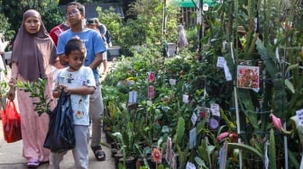 Warga mengunjungi Pameran Flora dan Fauna (Flona) Jakarta 2025 di Lapangan Banteng, Jakarta, Sabtu (9/8/2025). [Suara.com/Alfian Winanto]