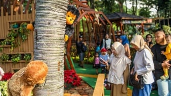 Warga mengunjungi Pameran Flora dan Fauna (Flona) Jakarta 2025 di Lapangan Banteng, Jakarta, Sabtu (9/8/2025). [Suara.com/Alfian Winanto]