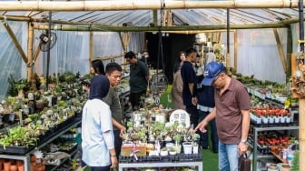 Warga mengunjungi Pameran Flora dan Fauna (Flona) Jakarta 2025 di Lapangan Banteng, Jakarta, Sabtu (9/8/2025). [Suara.com/Alfian Winanto]