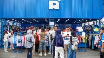 Pembeli memillih busana yang dijual dalam pameran JakCloth Summerfest 2025 di Blok M Hub, Jakarta, Sabtu (9/8/2025). [Suara.com/Alfian Winanto]