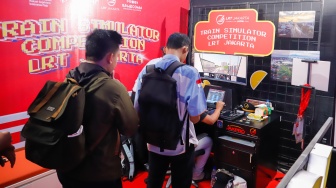 Pengunjung bermain simulator kereta LRT dalam pameran Indonesia Game Week 2025 di Blok M Hub, Jakarta, Sabtu (9/8/2025). [Suara.com/Alfian Winanto]