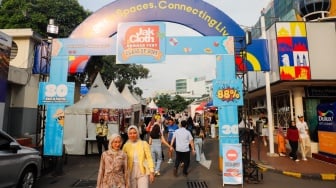 Pembeli memillih busana yang dijual dalam pameran JakCloth Summerfest 2025 di Blok M Hub, Jakarta, Sabtu (9/8/2025). [Suara.com/Alfian Winanto]