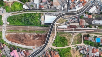 Foto udara pembangunan jalan layang di Tenjo, Kabupaten Tangerang, Banten, Jumat (8/8/2025). [ANTARA FOTO/Galih Pradipta/nz]