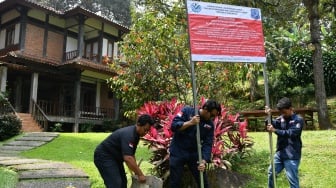 Satuan Tugas Penegakan Hukum (Satgas Gakkum) Kementerian Lingkungan Hidup menyegel villa yang mencemari lingkungan di Griya Dumanis, Megamendung, Kabupaten Bogor, Jawa Barat, Sabtu (9/8/2025). [ANTARA FOTO/Arif Firmansyah/rwa]