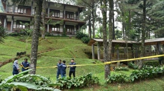 Satuan Tugas Penegakan Hukum (Satgas Gakkum) Kementerian Lingkungan Hidup menyegel villa di Griya Dumanis, Megamendung, Kabupaten Bogor, Jawa Barat, Sabtu (9/8/2025). [ANTARA FOTO/Arif Firmansyah/rwa]