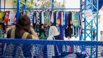 Pembeli memillih busana yang dijual dalam pameran JakCloth Summerfest 2025 di Blok M Hub, Jakarta, Sabtu (9/8/2025). [Suara.com/Alfian Winanto]