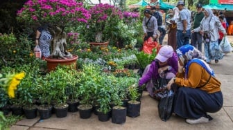 Warga mengunjungi Pameran Flora dan Fauna (Flona) Jakarta 2025 di Lapangan Banteng, Jakarta, Sabtu (9/8/2025). [Suara.com/Alfian Winanto]