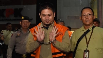 Bupati Kolaka Timur Abdul Azis (tengah) berjalan menuju mobil tahanan usai menjalani pemeriksaan pasca terjaring OTT KPK di Gedung Merah Putih KPK, Jakarta, Sabtu (9/8/2025) dini hari. [ANTARA FOTO/Indrianto Eko Suwarso/sgd]