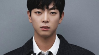 4 Inspirasi Gaya Outfit Cowok Kekinian ala Kim Seong Jeong, Mudah Ditiru!